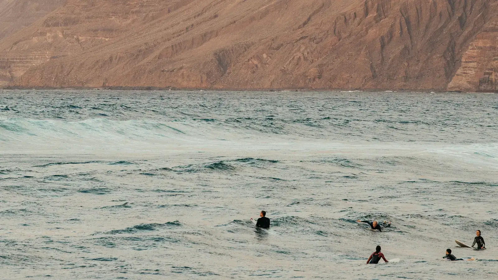 El arenal de Famara, al noroeste de Lanzarote, con el risco como telón de fondo.