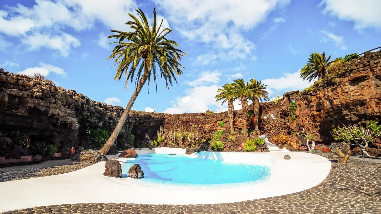 Los Jameos del Agua reúnen un túnel volcánico, jardines y agua en un mismo recorrido, ideal para visitar en familia.